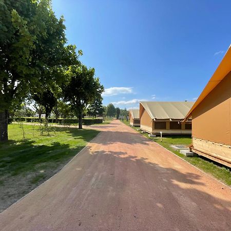Tente Lodge Pour 5 Personnes En Bordure De La Riviere Allier Au Sein D'Un Petit Camping Saint-Yorre Exterior photo
